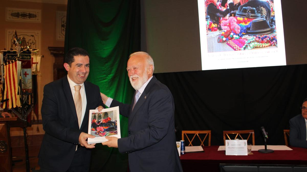 El presidente de la Asociación de San Jorge, Juan José Olcina, entrega simbólicamente una revista al alcalde de Alcoy, Toni Francés.