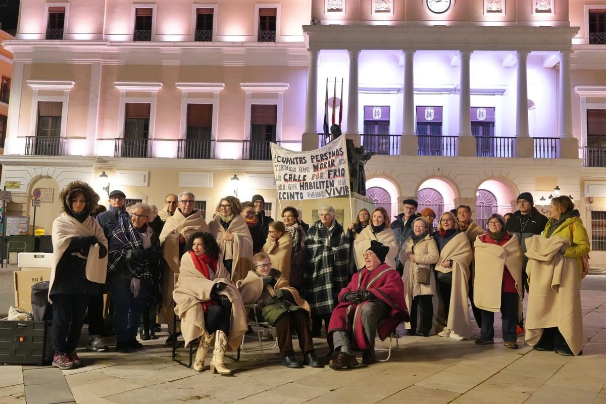 Una treintena de personas han participado a primera hora de esta vigilia nocturna en la plaza de España de Badajoz.