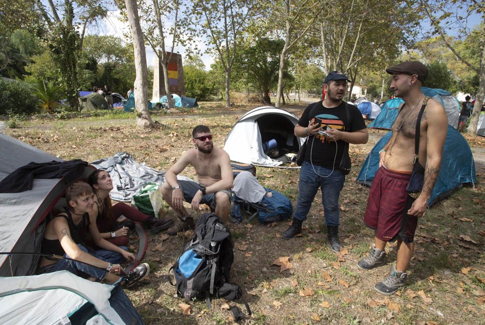 Multitud de jóvenes llegan al Port de Sagunt con sus tiendas de campaña, en el inicio del Festardor.