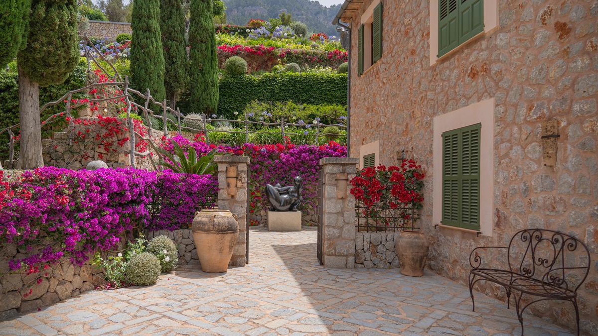 La arquitectura del paisaje en Mallorca está influenciada por el entorno, su clima mediterráneo y sus tradiciones arquitectónicas y artesanales.