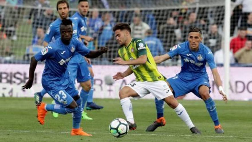 Amath N&#039;Diaye (Getafe) i Óscar Melendo (Espanyol), disputant una pilota dividida.