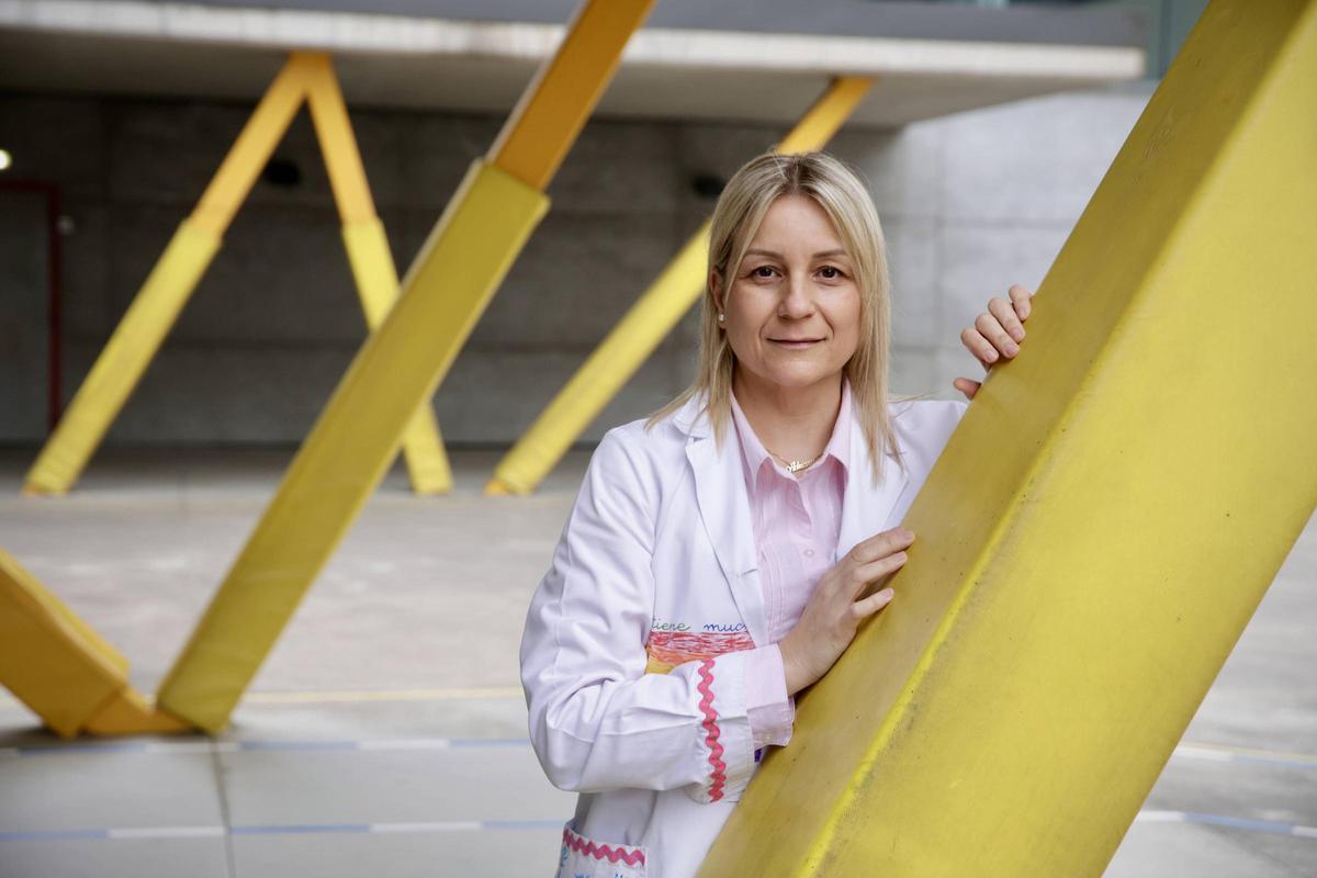 Adriana González en la entrada del colegio.