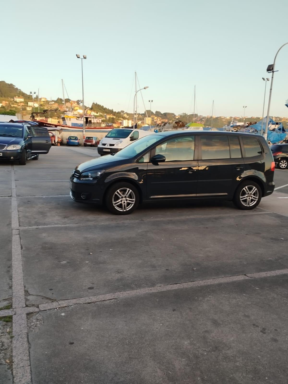 Otro de los vehículos estacionados incorrectamente y que fue retirado por la grúa.