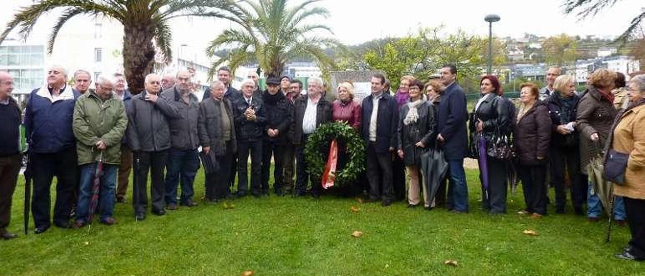 Asistentes a la ofrenda floral del pasado año.