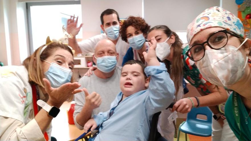 Niño Pequeño Con Bandana Foto de stock y más banco de imágenes de Cáncer -  Tumor - Cáncer - Tumor, Niño, Niñez - iStock