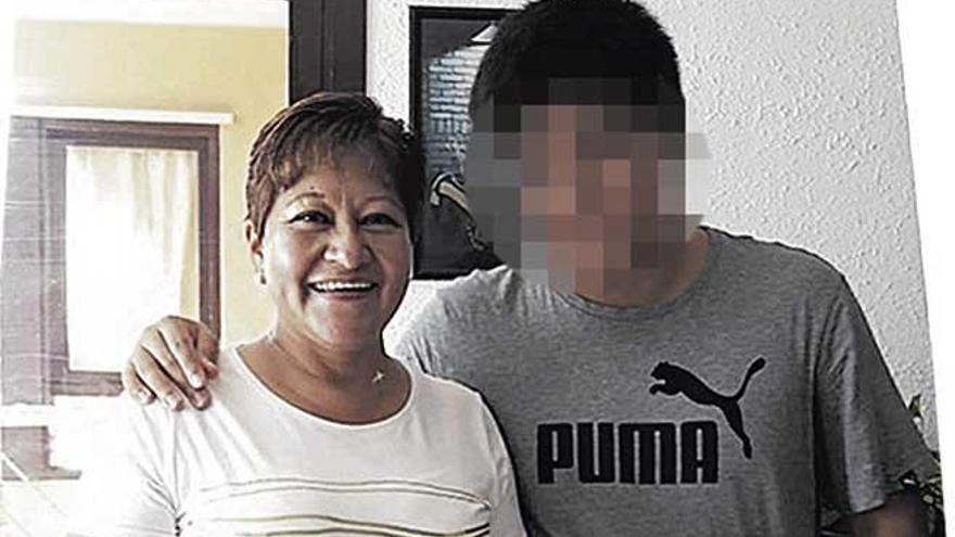 La víctima, Gloria Francisca Zavala, junto a su hijo, que ayer confesó su implicación en el crimen.