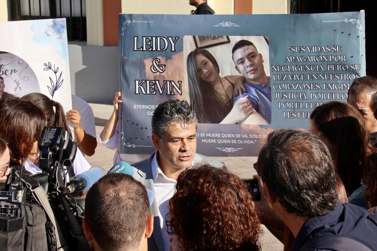 El padre de una de las fallecidas en la tragedia, Jairo Correa, atiende a los medios de comunicación frente al Ayuntamiento de Murcia.