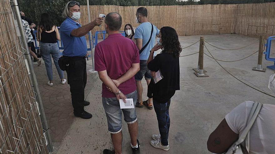 Antes de entrar al recinto se tomó la temperatura a los asistentes. | M.MIELNIEZUK