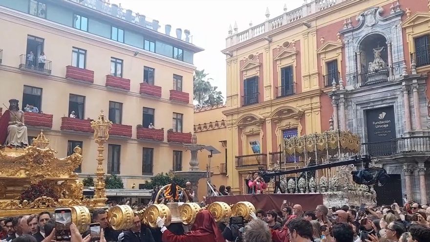 Cantan el &#039;Gaudeamus Igitur&#039; a la cofradía de los Estudiantes en la plaza del Obispo