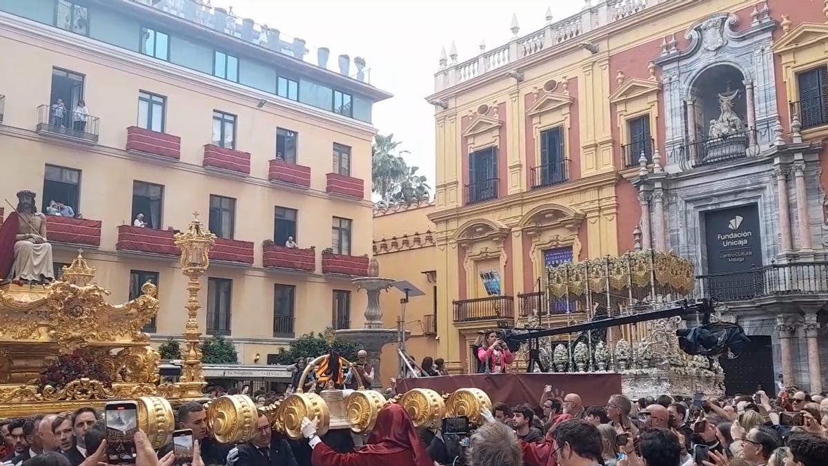 Cantan el 'Gaudeamus Igitur' a la cofradía de los Estudiantes en la plaza del Obispo