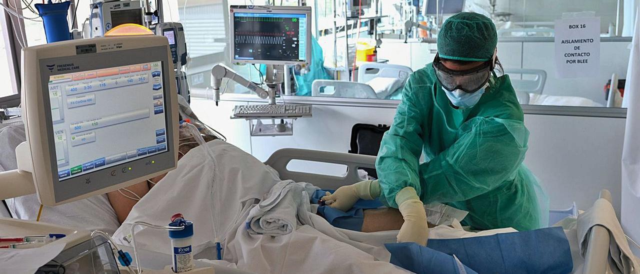 Atenție la un pacient cu covid în Spitalul din Torrevieja în timpul celui de-al treilea val. ÁXEL ÁLVAREZ