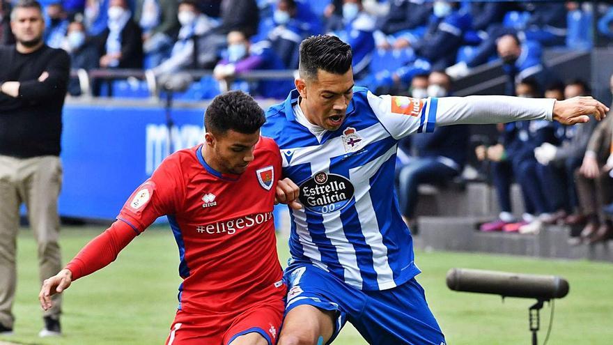 Miku protege el balón ante un jugador del Numancia. |  // VÍCTOR ECHAVE