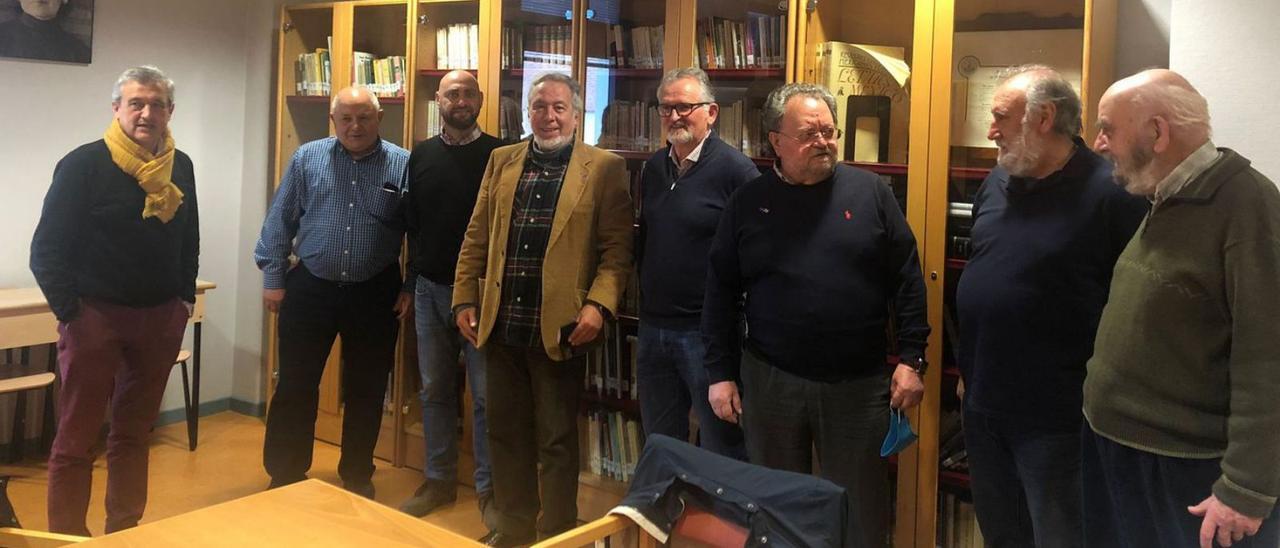 Xuan Pedrayes, José Manuel Menéndez, Pindy Díaz, Chema Vega, Xulián Fernández Montes, Duardu Puente,  José Álvarez “Pola” y Monchu García, en la Casa de Cultura de Nava. | M. Riera