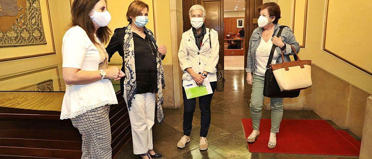 Por la izquierda, Nuria Delmiro, Mariví Monteserín, Carmen Suárez y Ana López Isla, ayer, en el Ayuntamiento. Ricardo Solís