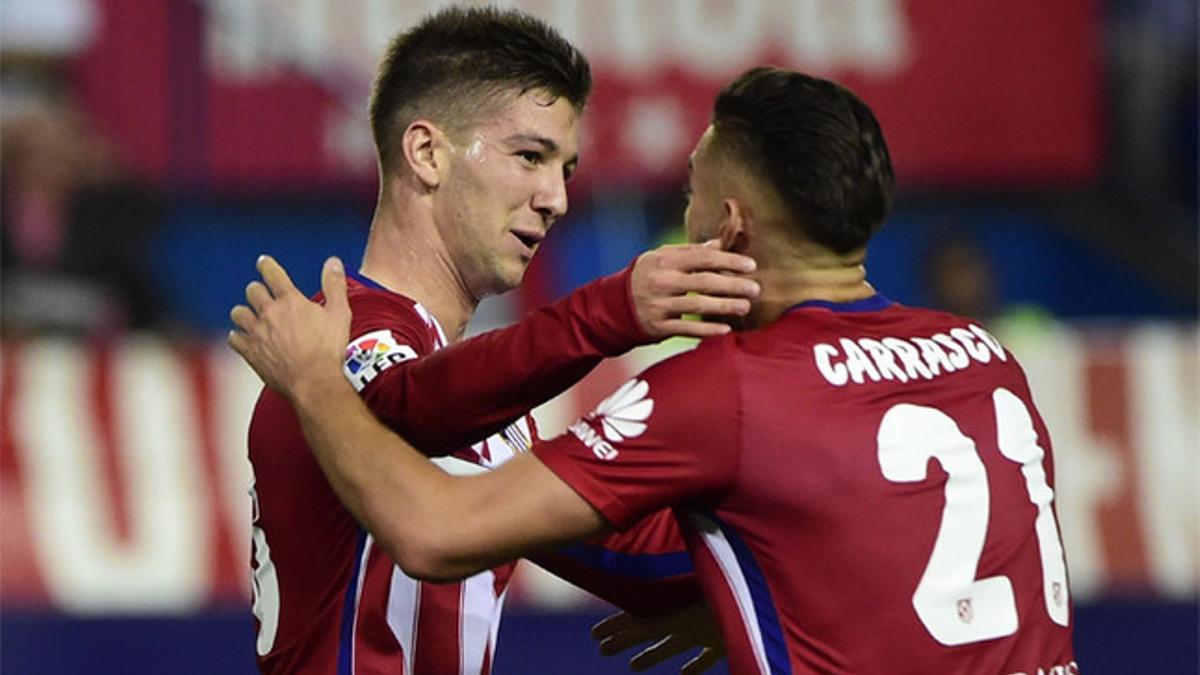 Vietto y Carrasco celebran el gol del empate del Atlético frente al Real Madrid