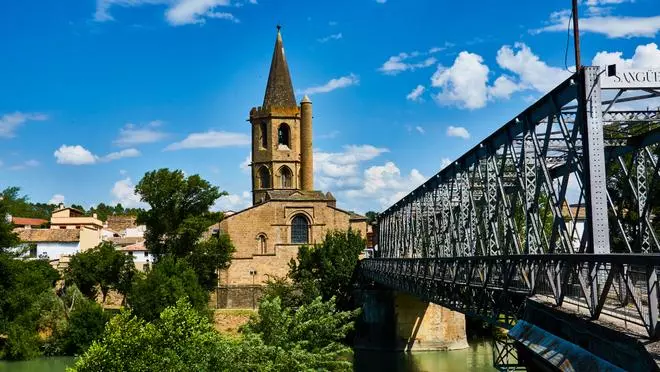 El pueblo más bonito de Navarra está a orillas de un río, guarda una leyenda de vikingos y tiene una iglesia del siglo XIII