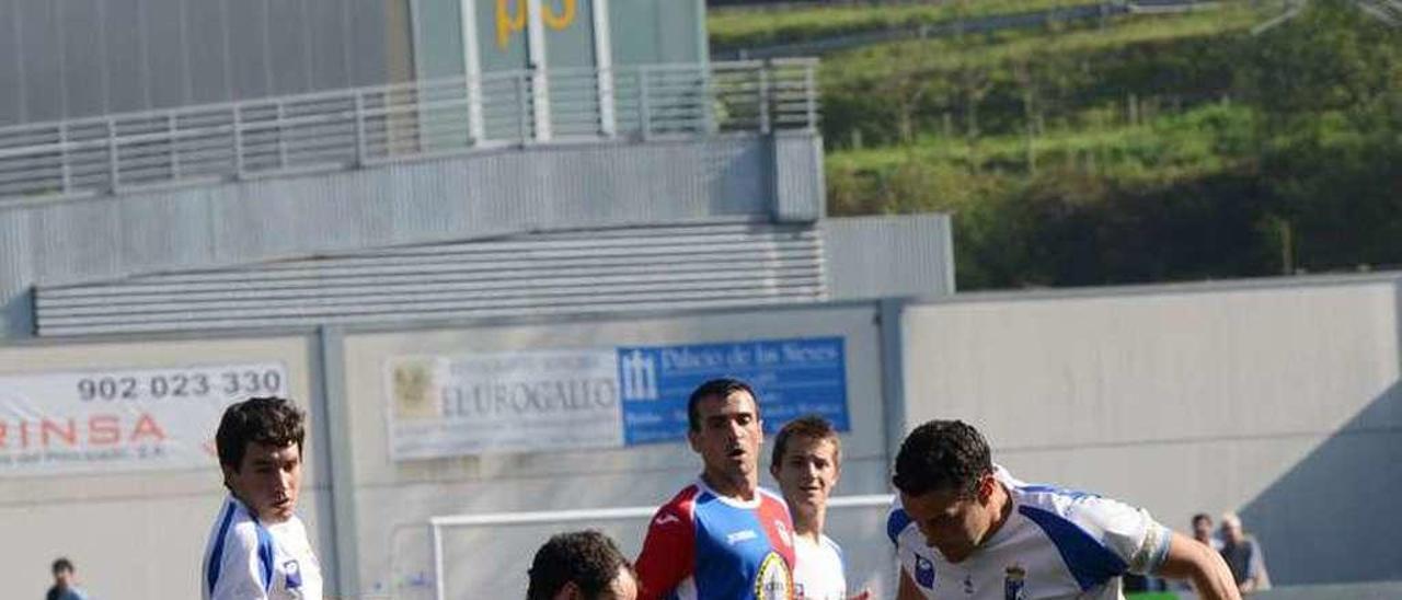 Acebal disputa un balón en el Langreo-Tapia de la campaña 2013-14.