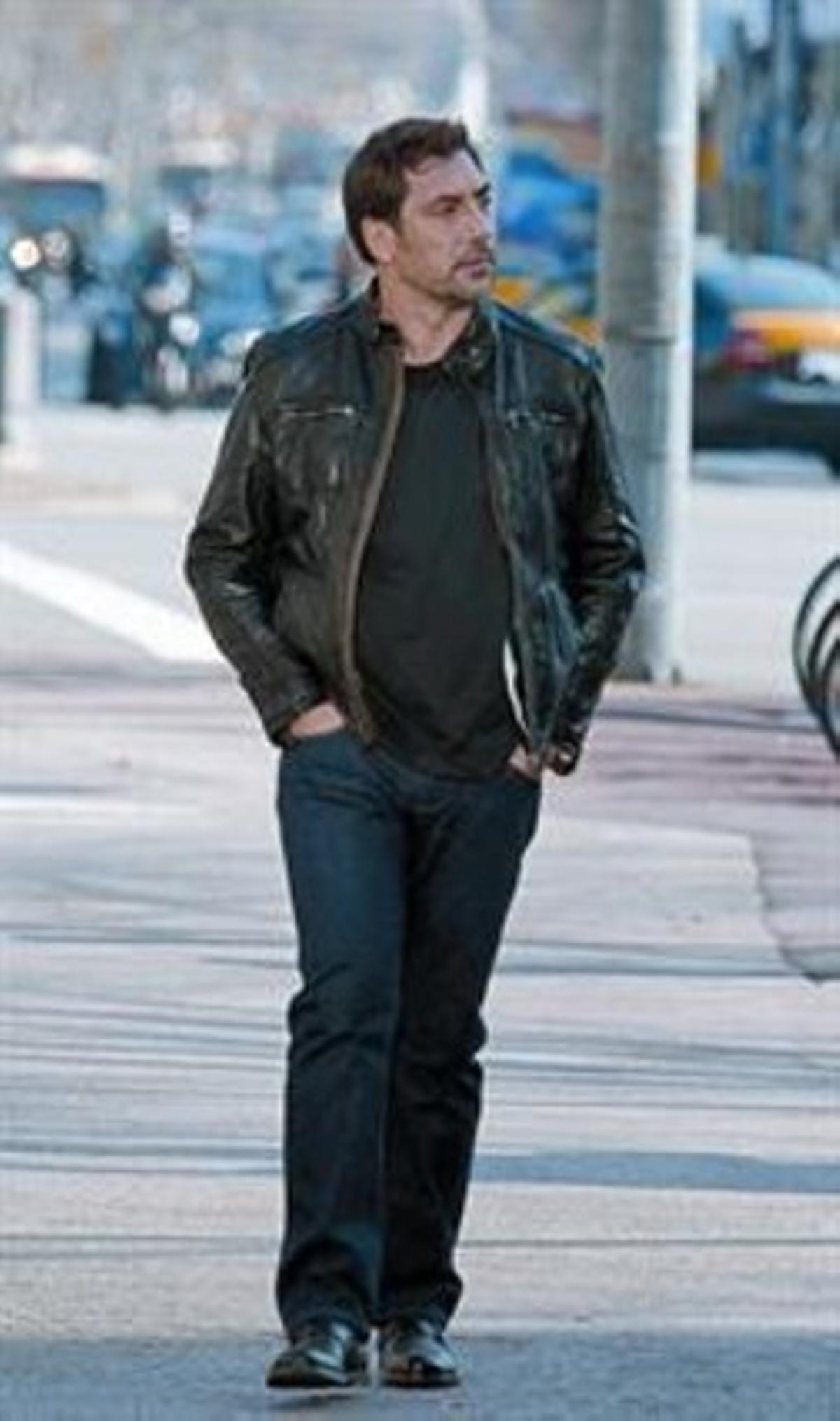 Bardem, ahir, durant el rodatge d’una seqüència als voltants dels Jardinets de Gràcia. Bardem, ahir, durant el rodatge d’una seqüència als voltants dels Jardinets de Gràcia.