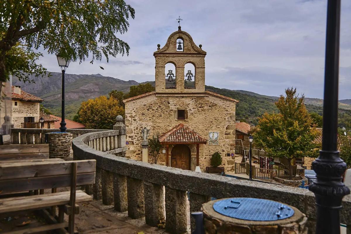 Campanario e iglesia de La Hiruela en la Sierra Norte de Madrid