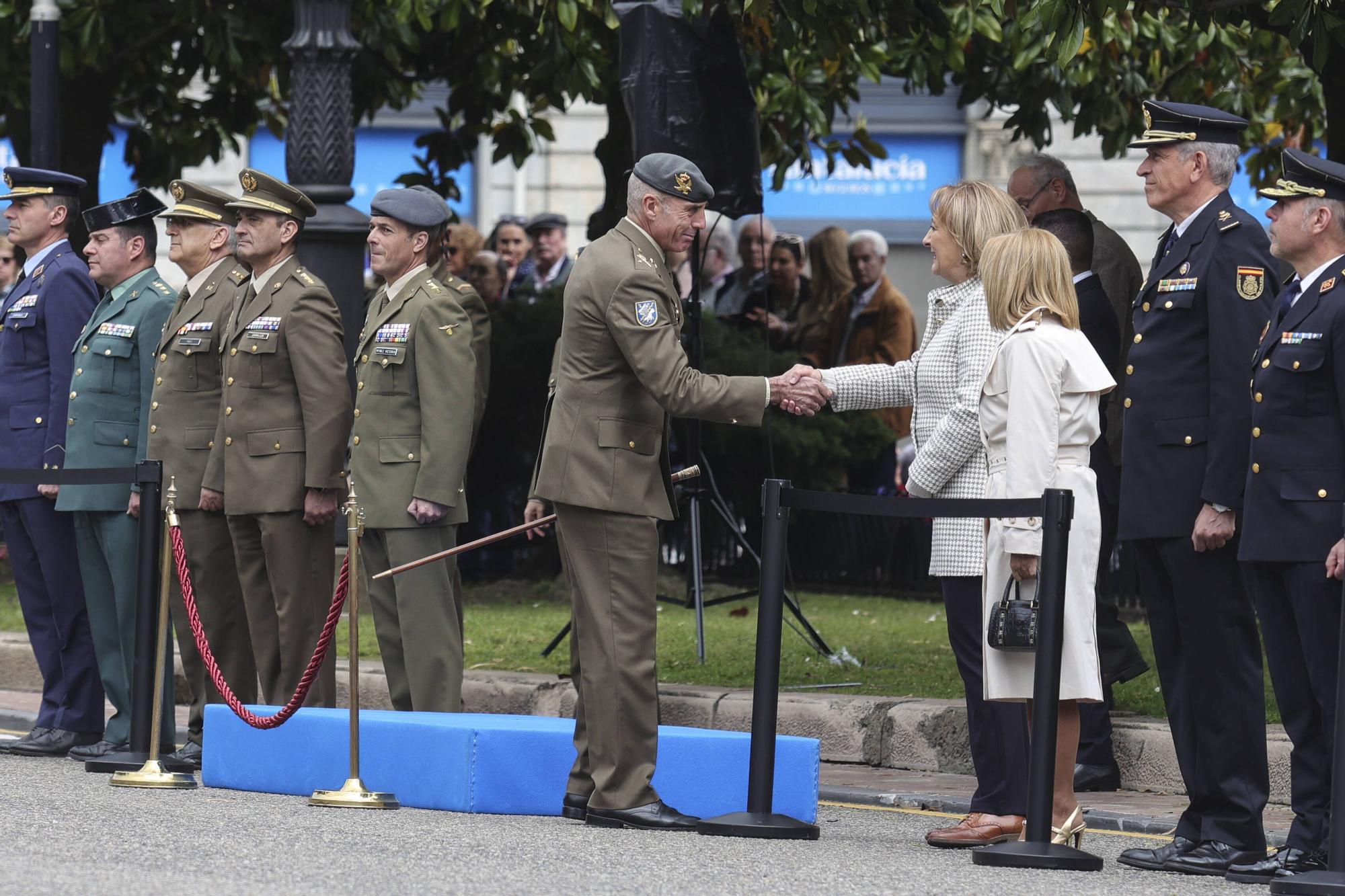 El izado de la bandera y la exposición del Bombé abren los actos del Día de las Fuerzas Armadas en Oviedo.