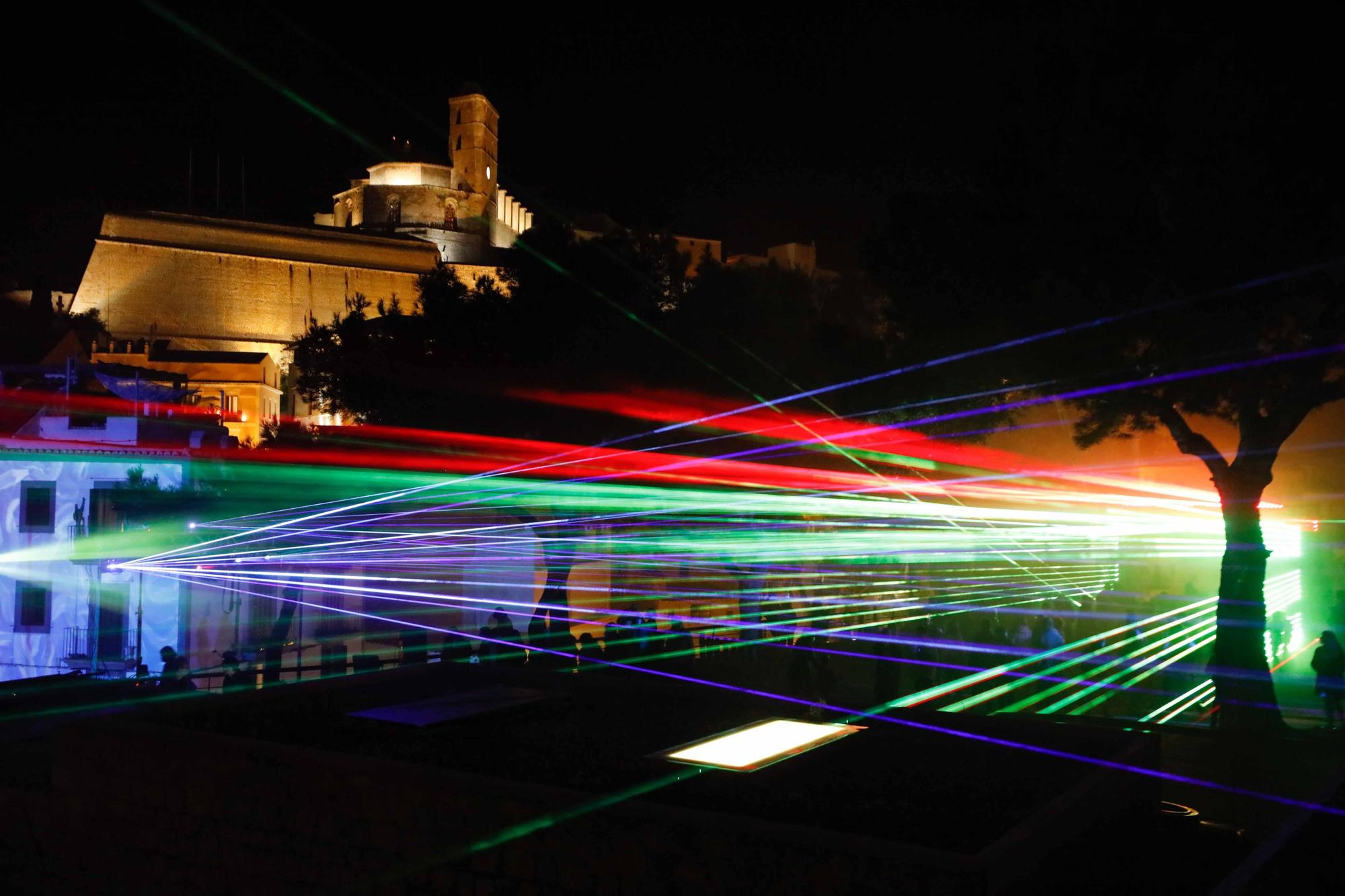 Noche de apoteosis del láser y el neón en Ibiza