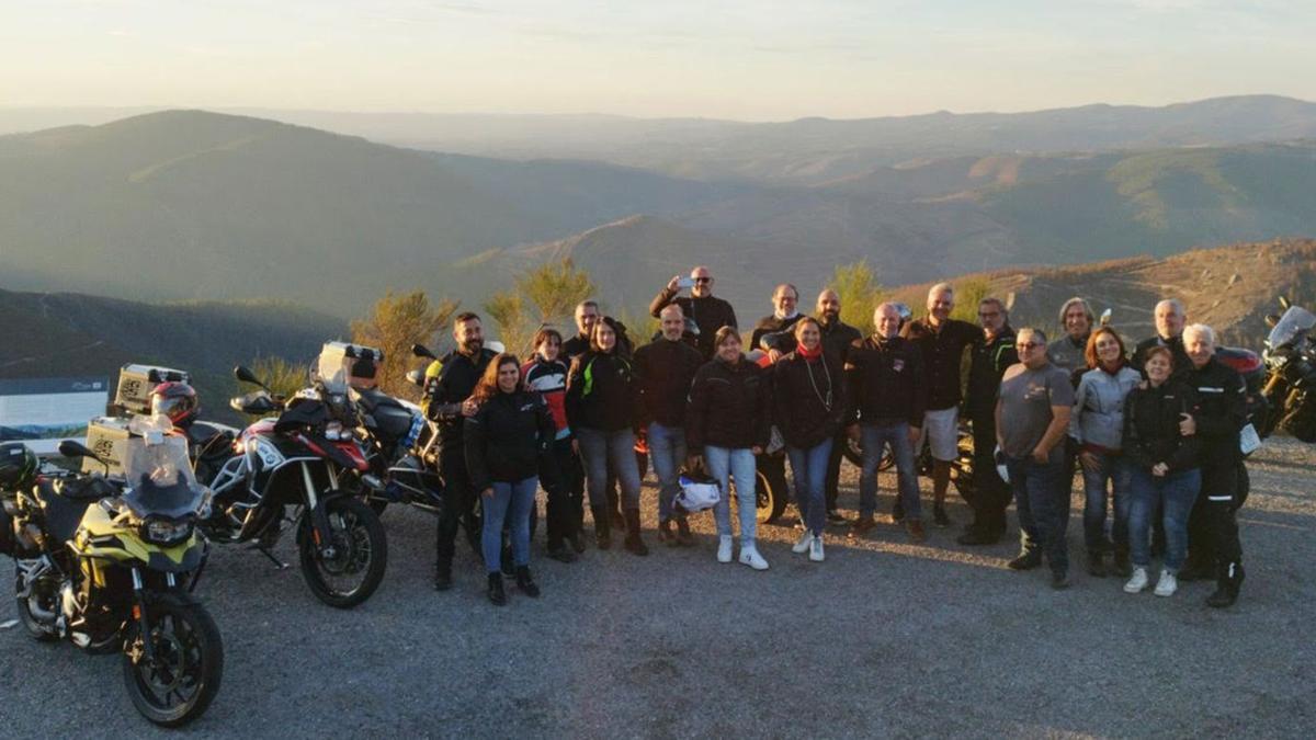 Ruta Galifornia: happy end.. Ahí están unos cuantos de los moteros que hicieron esa ruta Galifornía organizada desde Vigo por Javier Herranz, que va por su sexta edición. Cuatro días, 840 km de moto por paisajes, gentes, gastronomías de Galicia, 36 participantes de la Galicia toda. Comenzaron en Chantada, siguieron por la Ribeira Sacra y provincia de Ourense con visitas inolvidables como a la iglesia de Santa María de Nogueira de Miño y la Colegiata de Santa María de Xunqueira de Ambía. Luego los montes d Courel, comida en Samos, visita a San Pedro de Fiz, en Incio... Una ruta Galifornia inolvidable.