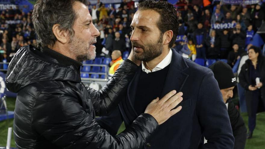 Rubén Baraja (derecha) saluda a Quique Sánchez Flores. // JUANJO MARTÍN