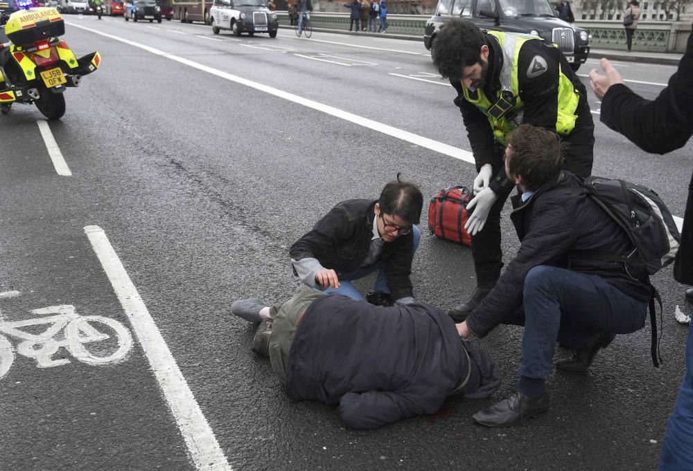 Tiroteig i apunyalament davant el Parlament britànic