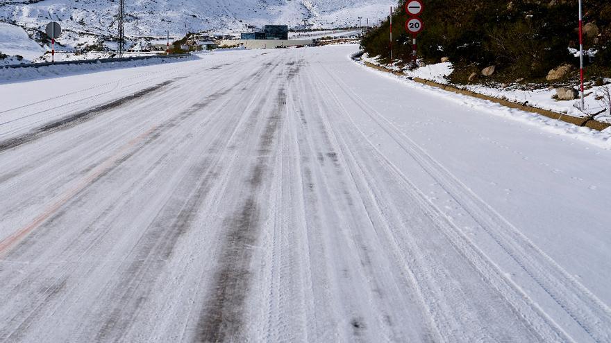 Rescatan a un matrimonio de Vigo atrapado por la nieve en una pista forestal de Cantabria