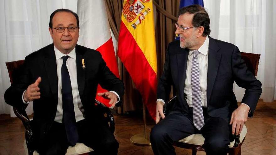 Hollande y Rajoy gesticulan durante la cumbre bilateral de ayer en Málaga. // Reuters