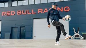 La fusión perfecta entre vela y fútbol: Ferran Torres visita la base de Alinghi Red Bull Racing como parte de la organización Kick out Plastic