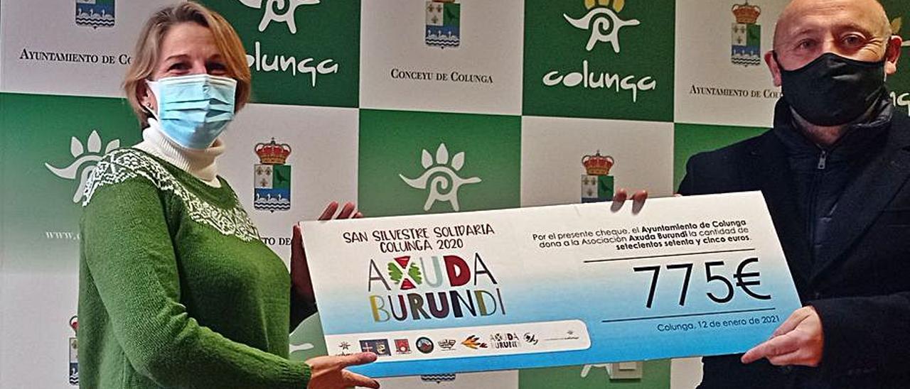 Sandra Cuesta y Javier López, ayer, con el cheque de la ayuda recaudada en la “San Silvestre”. | Eva San Román