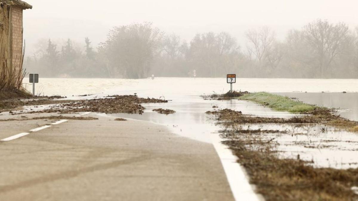 Una carretera inundada a Aragó. | EUROPA PRESS