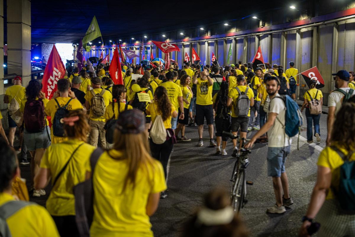 Los docentes bloquean la Ronda Litoral durante una jornada de protestas