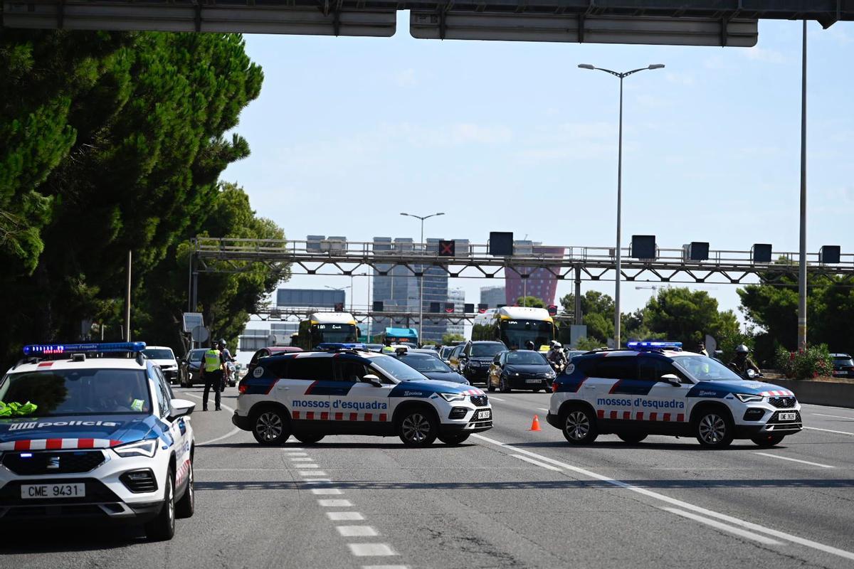 Despliegan la operación Jaula en los accesos de Barcelona para dar con Puigdemont