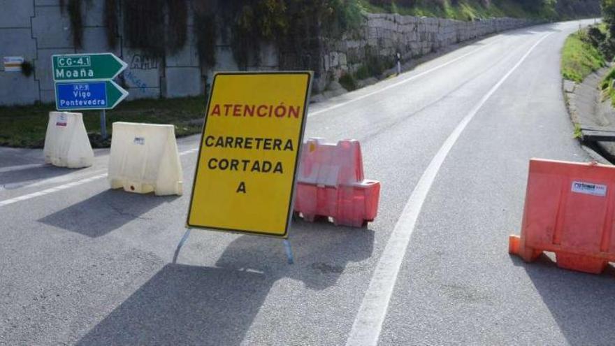 Señalización que impide el acceso al corredor en sentido a Cangas desde el polígono de Castiñeiras, en Bueu.  // Gonzalo Núñez