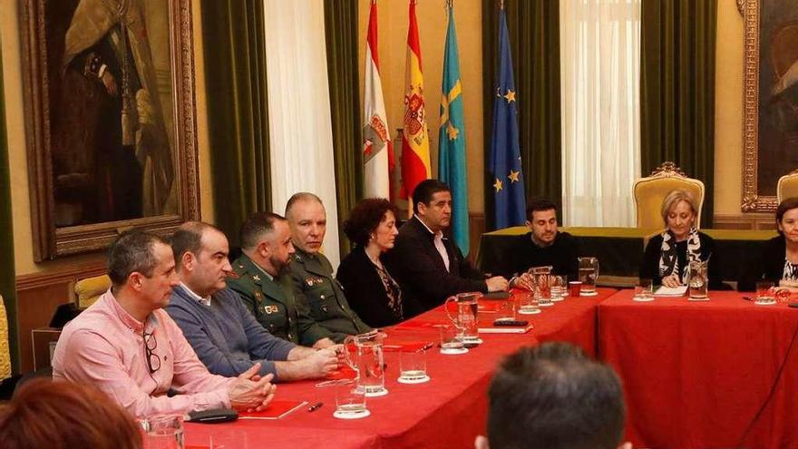 Un momento de la reunión de ayer, presidida por Elena Marañón, directora general de Control Ambiental; la alcaldesa, Carmen Moriyón, y Clara González-Pedraz, directora del área de Medio Ambiente, sentadas al fondo.