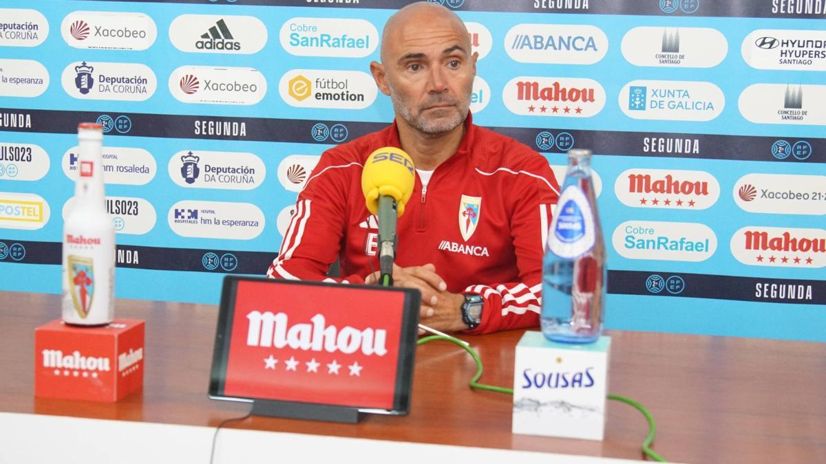 Manel Menéndez, entrenador del Compos durante una rueda de prensa