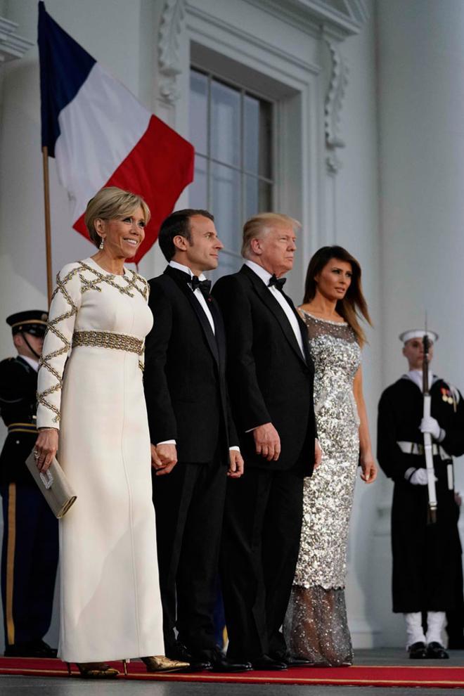 Brigitte Macron, con vestido de Louis Vuitton, junto a Melania Trump, con diseño de Alta Costura de Chanel