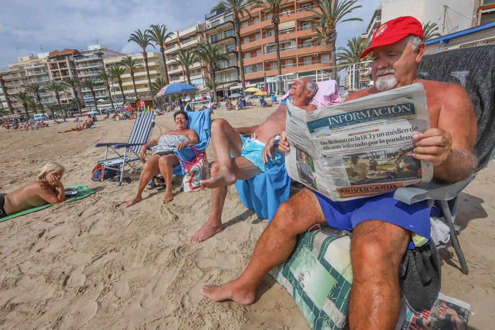 Imágenes de Torrevieja de este viernes 13 de marzo con terrazas y paseos llenos y playas animadas