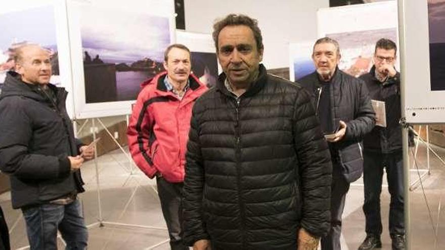 Félix González, a la derecha, junto a algunos de los participantes en la visita guiada en la Antigua Pescadería.