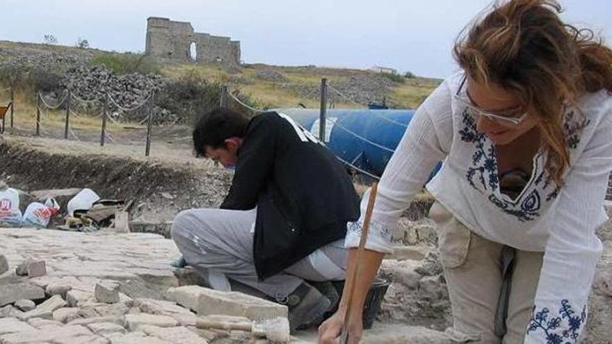 Varios jóvenes trabajan en el yacimiento de Acinipo, en Ronda.