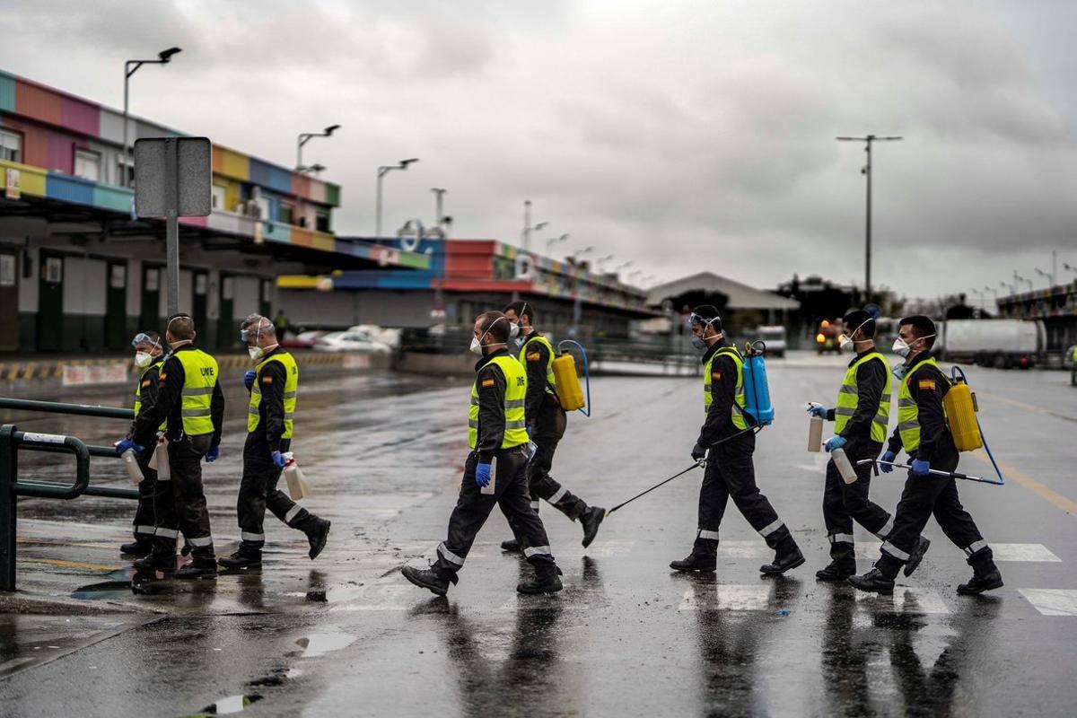 Madrid (Spain), 21/03/2020.- A handout photo made available by Mercamadrid shows Spanish Military Emergency Unit members arrive at Mercamadrid Europe’s biggest fresh food distribution center, in Madrid, Spain, 21 March 2020 (issued on 22 March 2020). Spanish Prime Minister, Pedro Sanchez announced, on 22 March, that the lockdown will extend for 15 more days. Spanish government decided to put the country under an eight day lockdown in an effort to slow down the spread of the pandemic COVID-19 disease According to the latest figures provided by the health ministry, there are at least 25,483 confirmed coronavirus infections throughout Spain, while 1,422 people have died so far in the Mediterranean country. (España) EFE/EPA/MERCAMADRID HANDOUT handout editorial use only no sales HANDOUT EDITORIAL USE ONLY/NO SALES