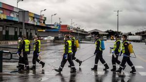 Madrid (Spain), 21/03/2020.- A handout photo made available by Mercamadrid shows Spanish Military Emergency Unit members arrive at Mercamadrid Europe’s biggest fresh food distribution center, in Madrid, Spain, 21 March 2020 (issued on 22 March 2020). Spanish Prime Minister, Pedro Sanchez announced, on 22 March, that the lockdown will extend for 15 more days. Spanish government decided to put the country under an eight day lockdown in an effort to slow down the spread of the pandemic COVID-19 disease According to the latest figures provided by the health ministry, there are at least 25,483 confirmed coronavirus infections throughout Spain, while 1,422 people have died so far in the Mediterranean country. (España) EFE/EPA/MERCAMADRID HANDOUT handout editorial use only no sales HANDOUT EDITORIAL USE ONLY/NO SALES