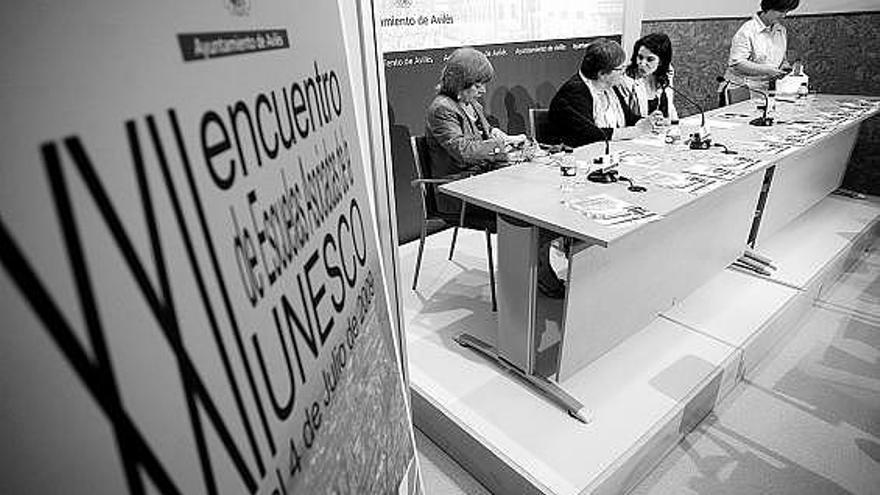 Consuelo Vázquez, de la comisión nacional de UNESCO; Rufina Moreno, coordinadora de la red nacional de escuelas asociadas; Yolanda Alonso, concejala de Educación, y Luchi Esteban, coordinadora regional, en la presentación.