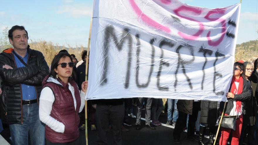 Els participants van lluir una pancarta on s&#039;hi podia llegir &#039;C-55=mort&#039;.