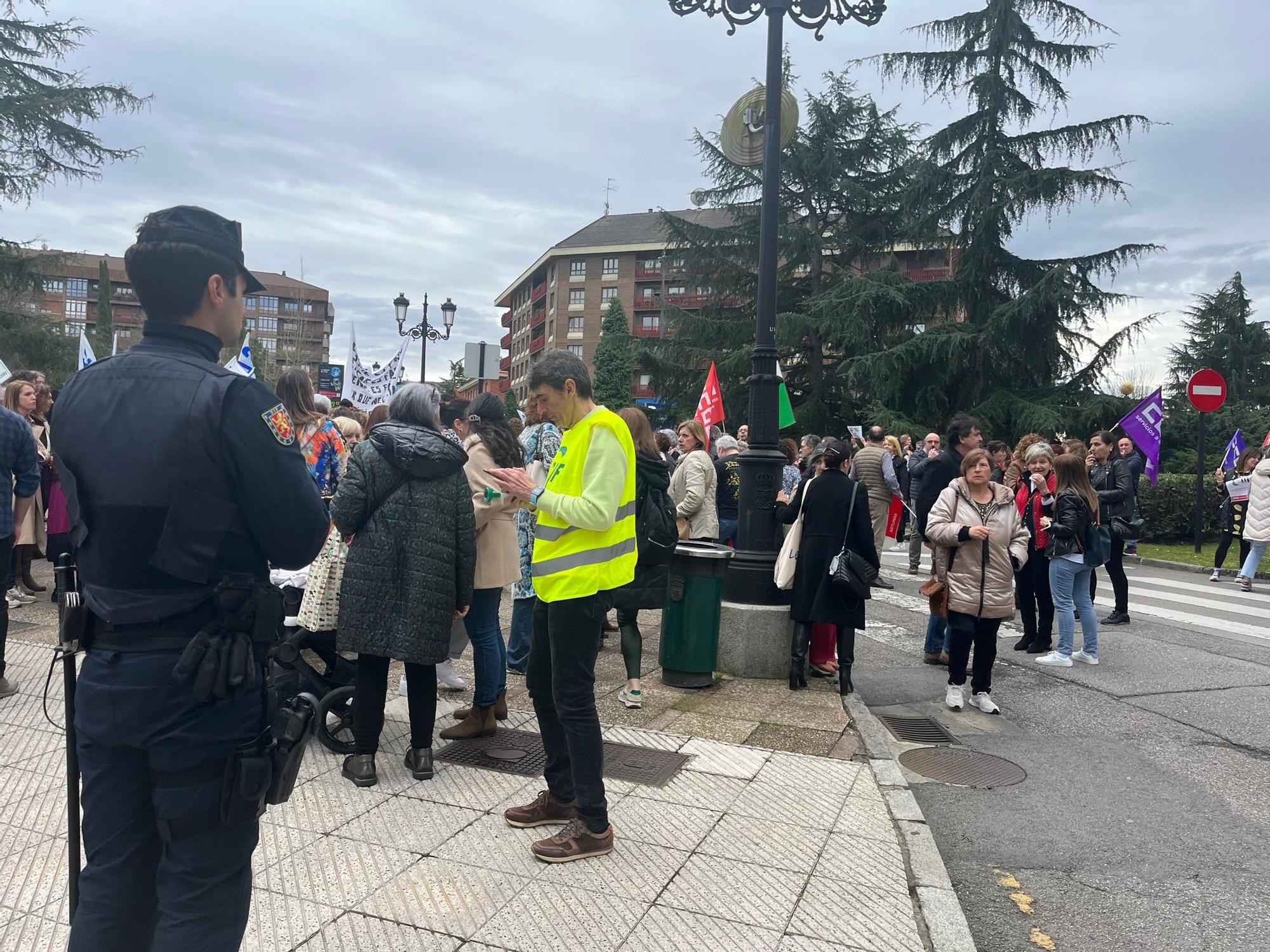 En imágenes: Multitudinaria protesta de los trabajadores del ERA: "Nuestras vacaciones no son un trueque electoral"