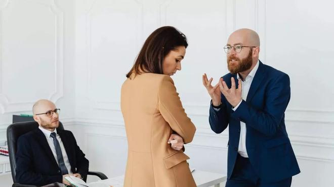 Los expertos coinciden: la psicología revela por qué las personas desvían la mirada al hablar