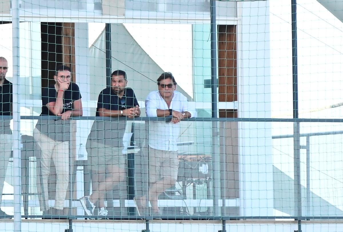 El director deportivo, Juan Carlos Cordero, y el director general, Raúl Sanllehí, durante el partido.