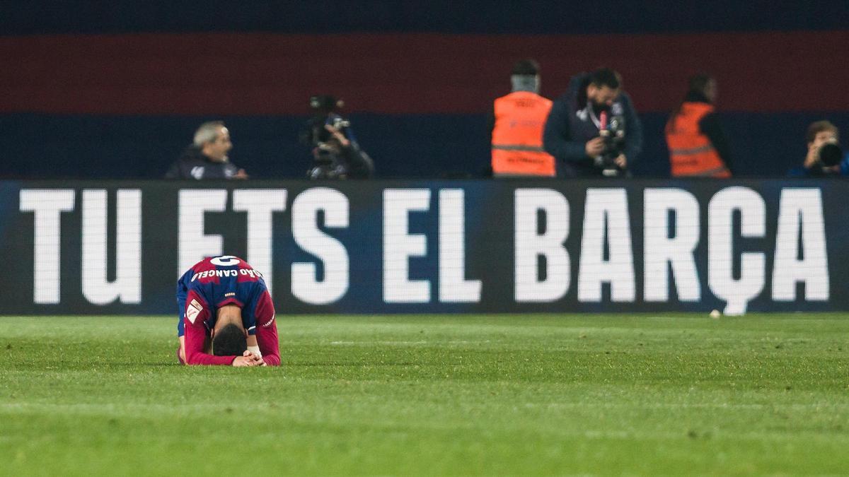 João Cancelo, hundido, durante el Barça-Villarreal, delante de un mensaje promocional.